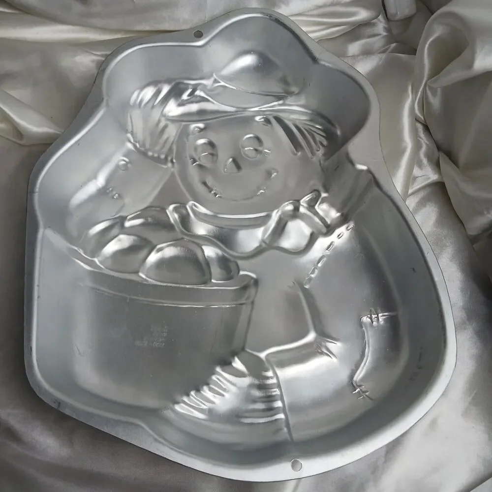 VINTAGE WILTON SCARECROW CAKE PAN